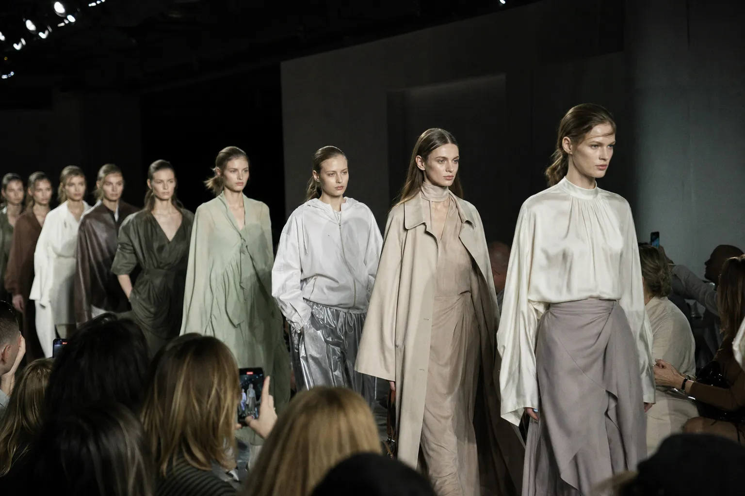 Парижская неделя моды S/S 2027: календарь показов и главные кадровые перестановки